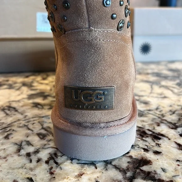 W Eliott Chesnut Uggs - Picture 3 of 7